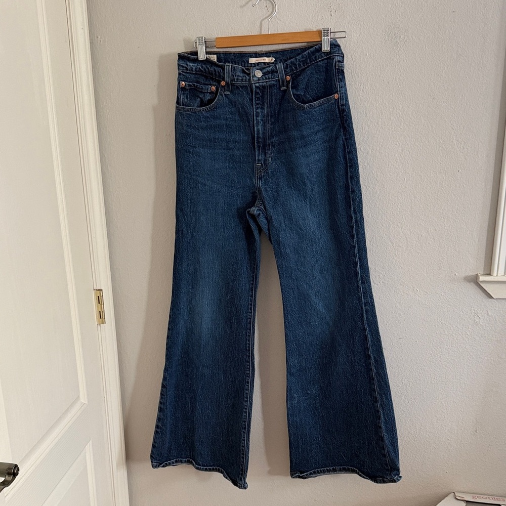 Levi’s ribcage bell Jeans size 30